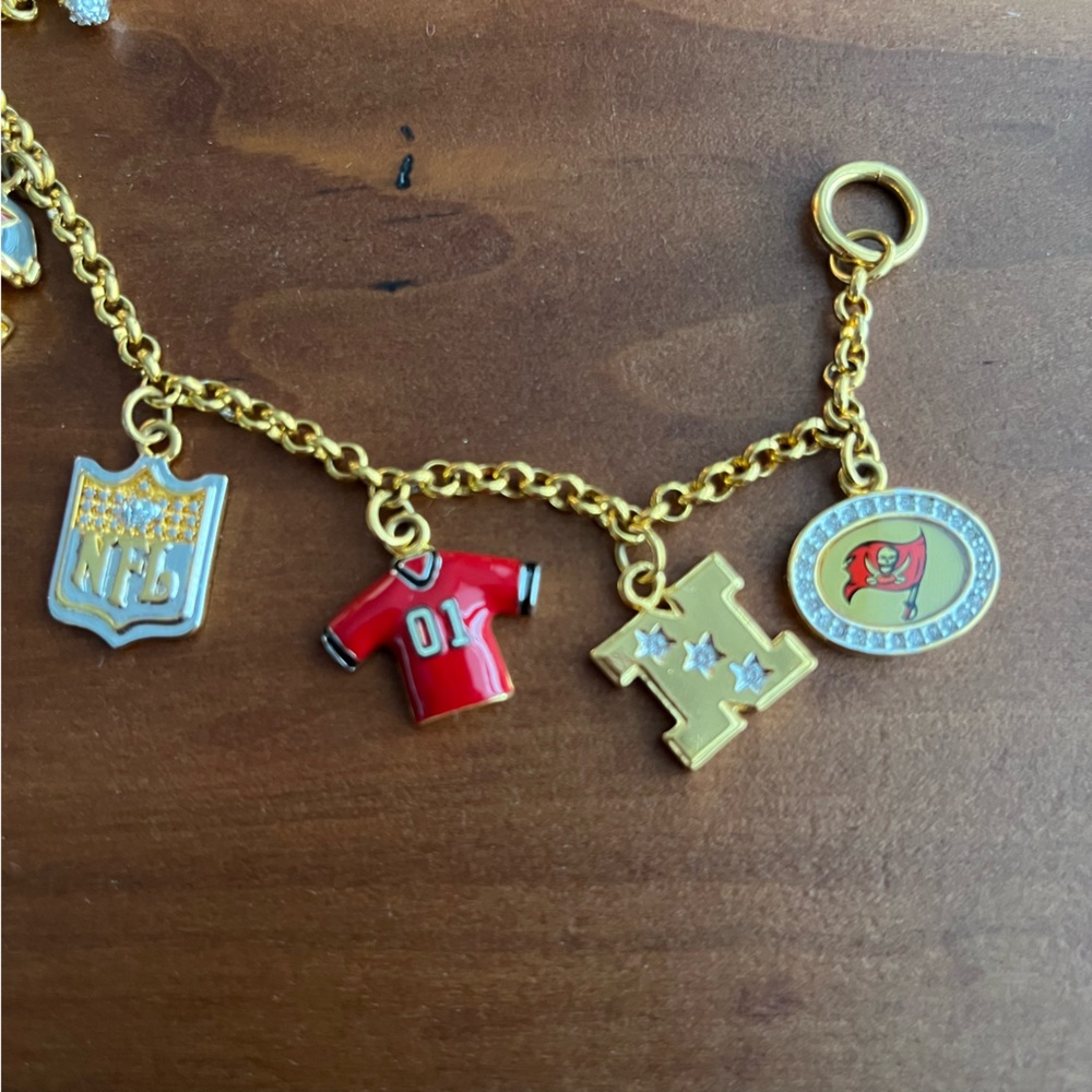 💙NEW Vintage Gold-Tone NFL Tampa Bay Buccaneers Football Charm Bracelet - Picture 11 of 12